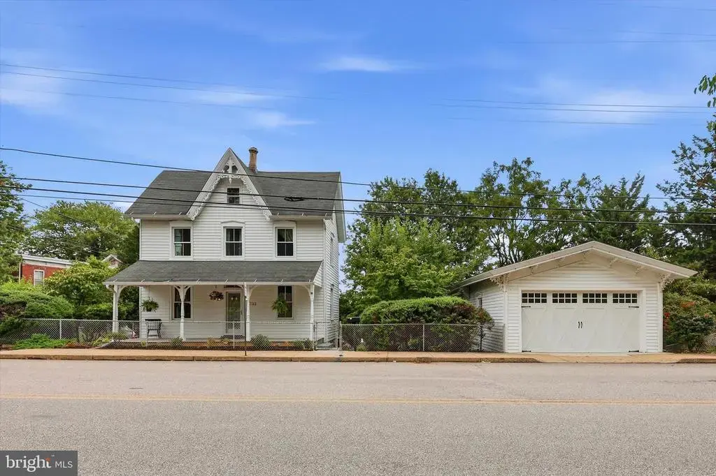 733 Main St, BROOKHAVEN
