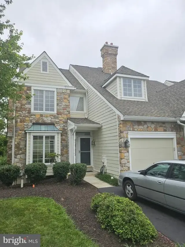 57 Longview Cir #57, Berwyn