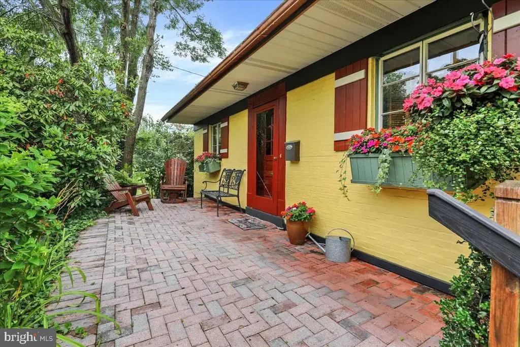 16 Jackson Dr, LANCASTER