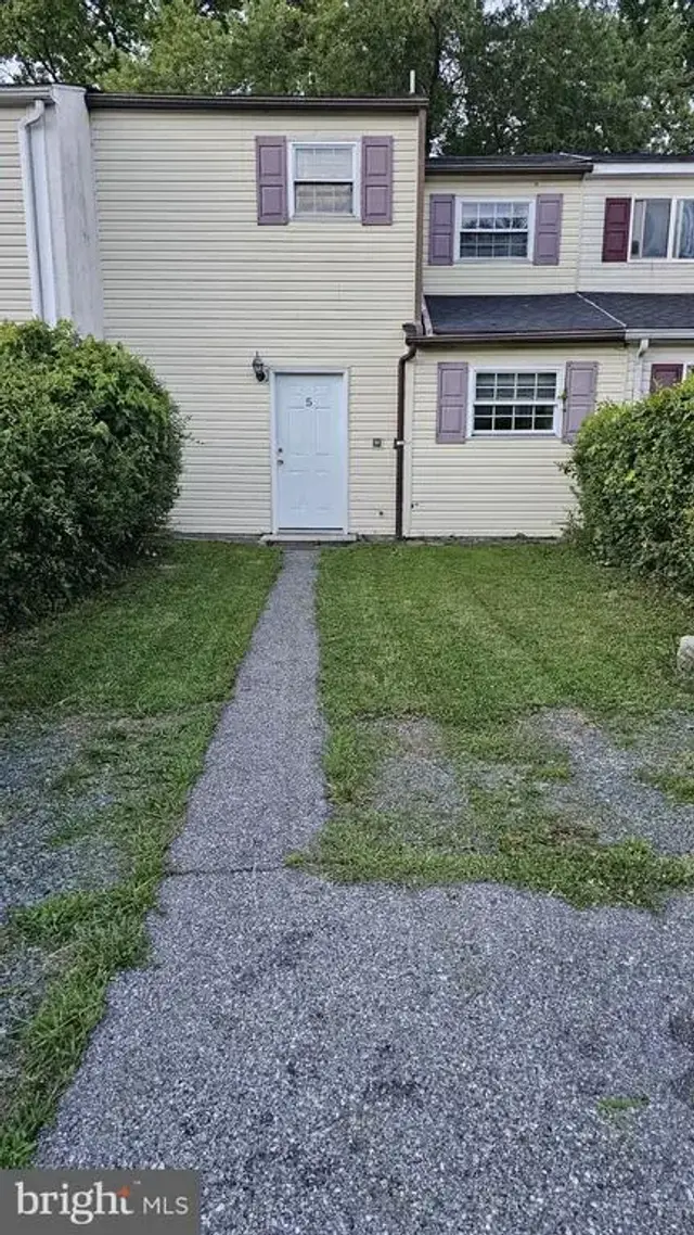 5 Plover Cir, Newark