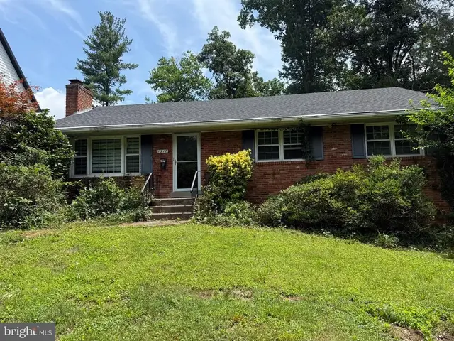 1917 Great Falls St, Mclean