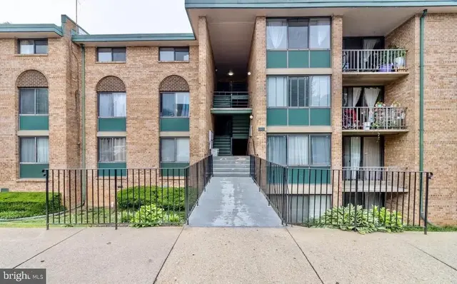 525 N Armistead St N #302, Alexandria