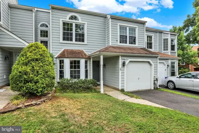 472 Trumbull Ct, Newtown