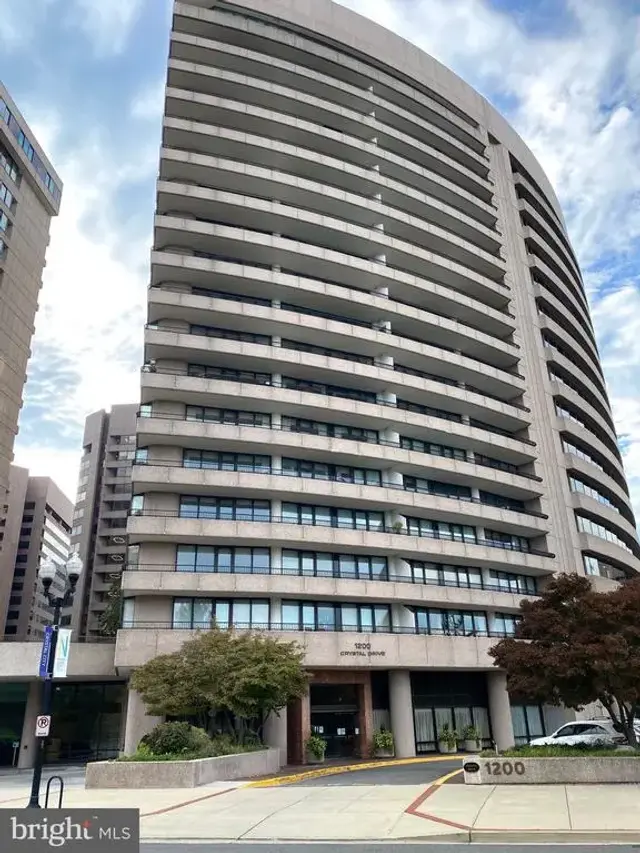 1200 Crystal Dr #214, Arlington
