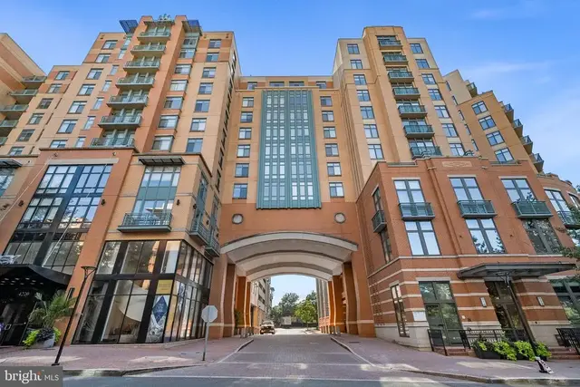2720 S Arlington Mill Dr #914, Arlington