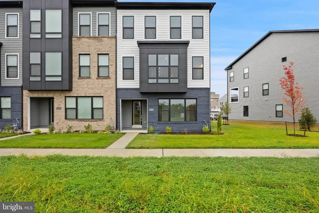 121 Summit Point Blvd #15-j, BOWIE