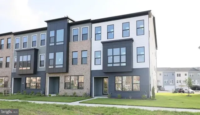 121 Summit Point Blvd #15-j, Bowie