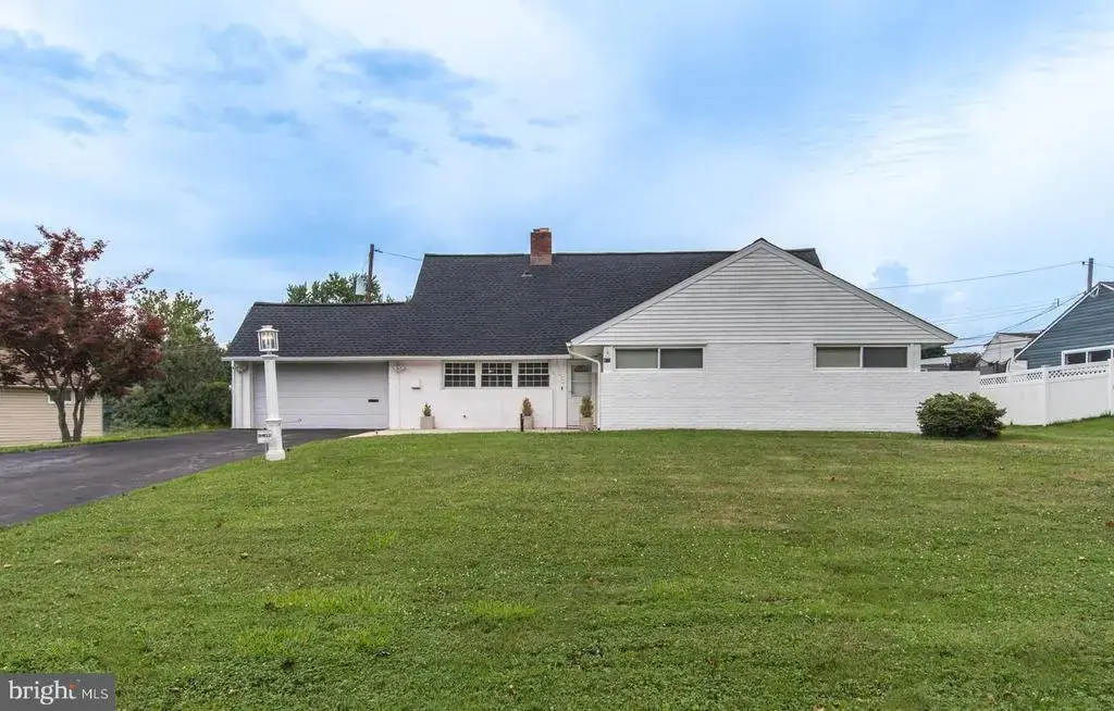 455 Snowball Dr, LEVITTOWN