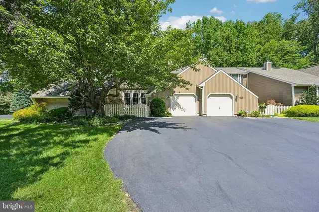 1564 Applewood Cir, Yardley