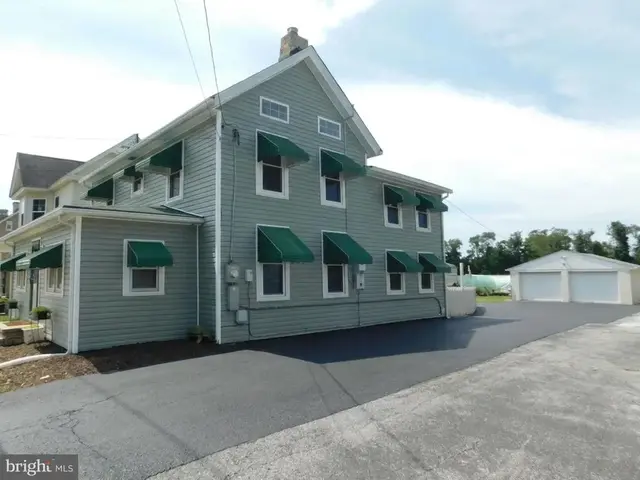 11 N Main St, Magnolia