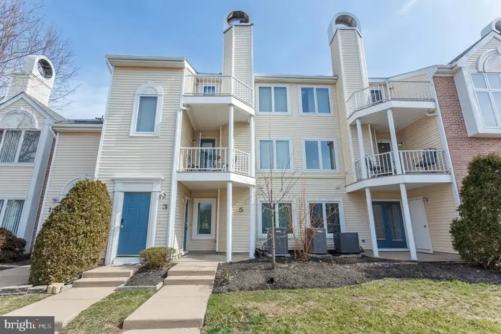 5 Michele Ct #106, LEVITTOWN