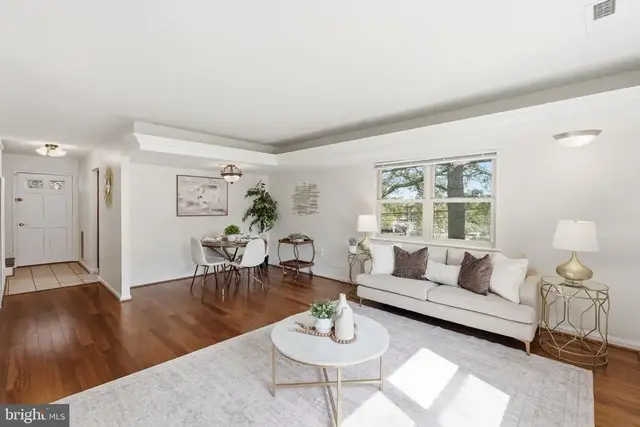 5902 Mayflower Ct, Alexandria