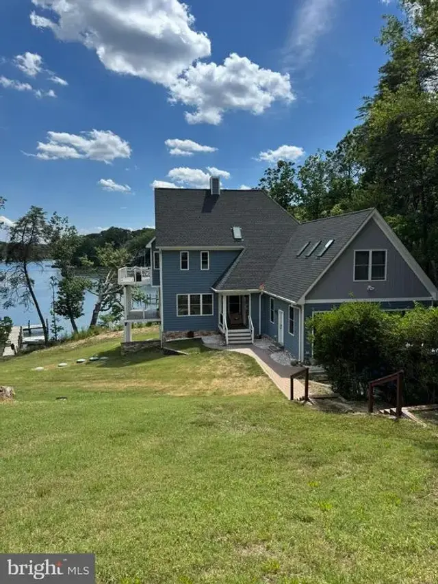 211 Sailboat Ct, Lusby