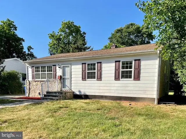 19 Hickory Ln, Dover
