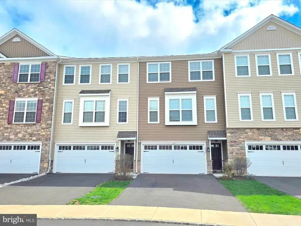 1045 Chapman Cir, HATFIELD