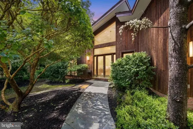 7533 Willow Ln, Falls Church