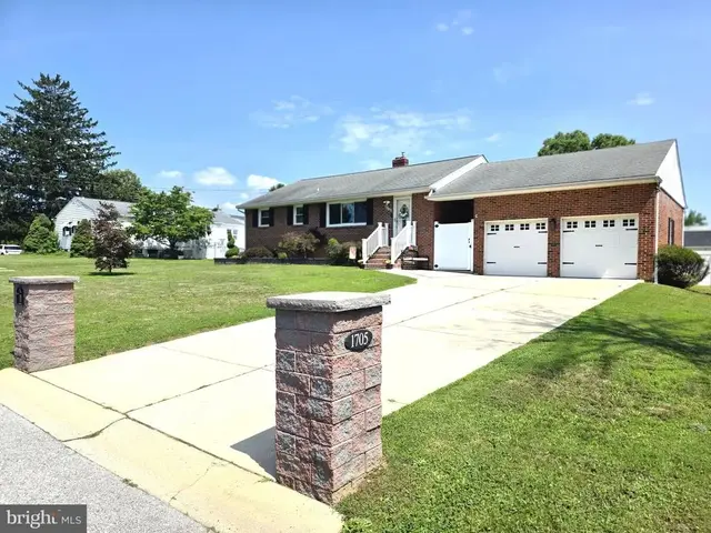 1705 S Riding Ln, Wilmington