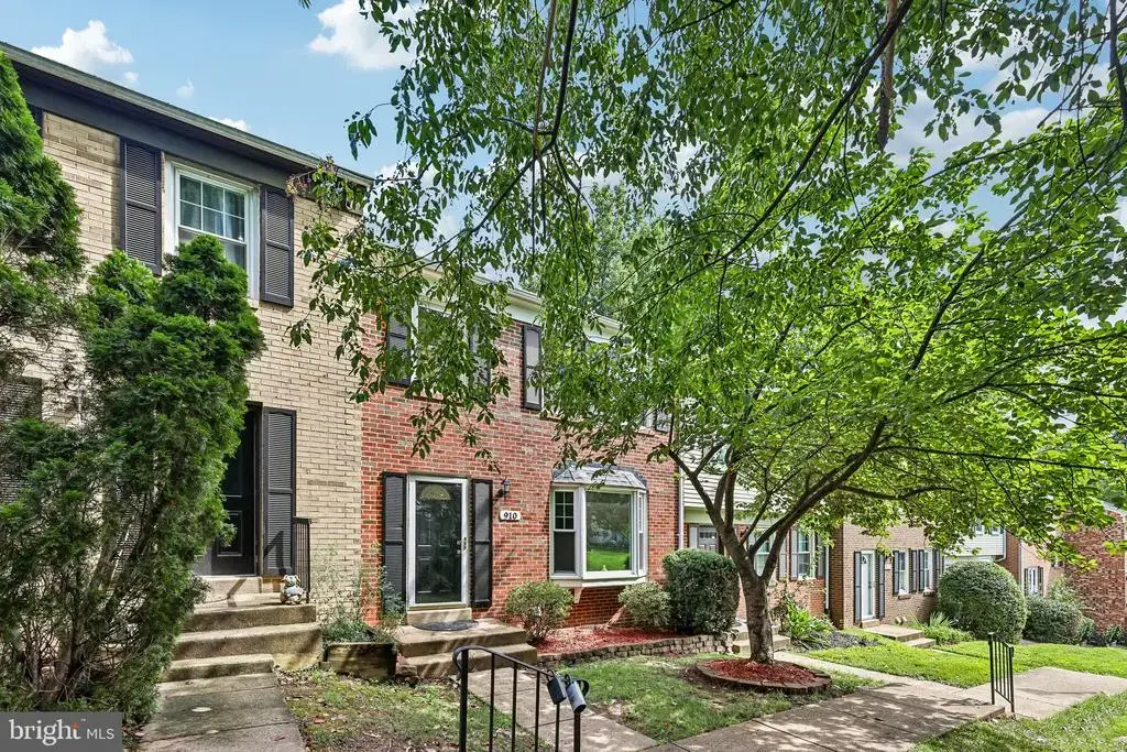 910 Sherwood Ct, STERLING