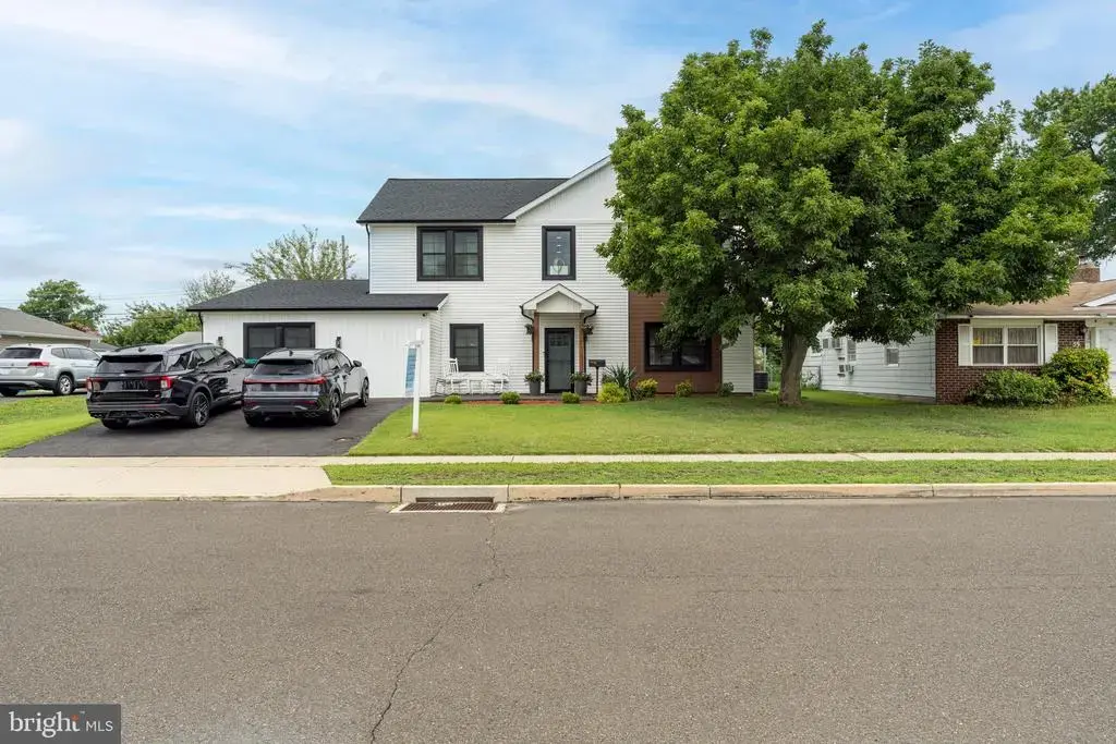 57 Evergreen Ln, LEVITTOWN