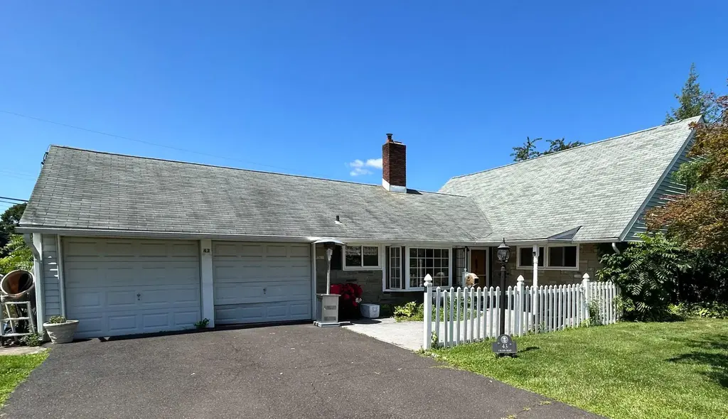 43 Falcon Rd, LEVITTOWN