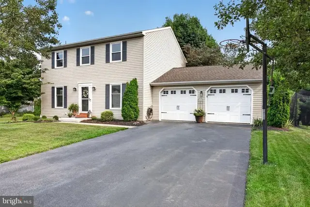432 White Rose Ln, York
