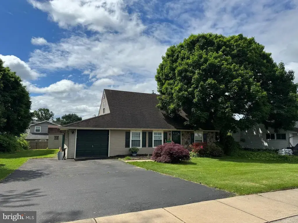 40 Tinsel Rd, LEVITTOWN