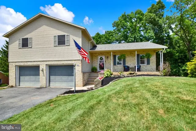 215 Opal Dr, Chambersburg