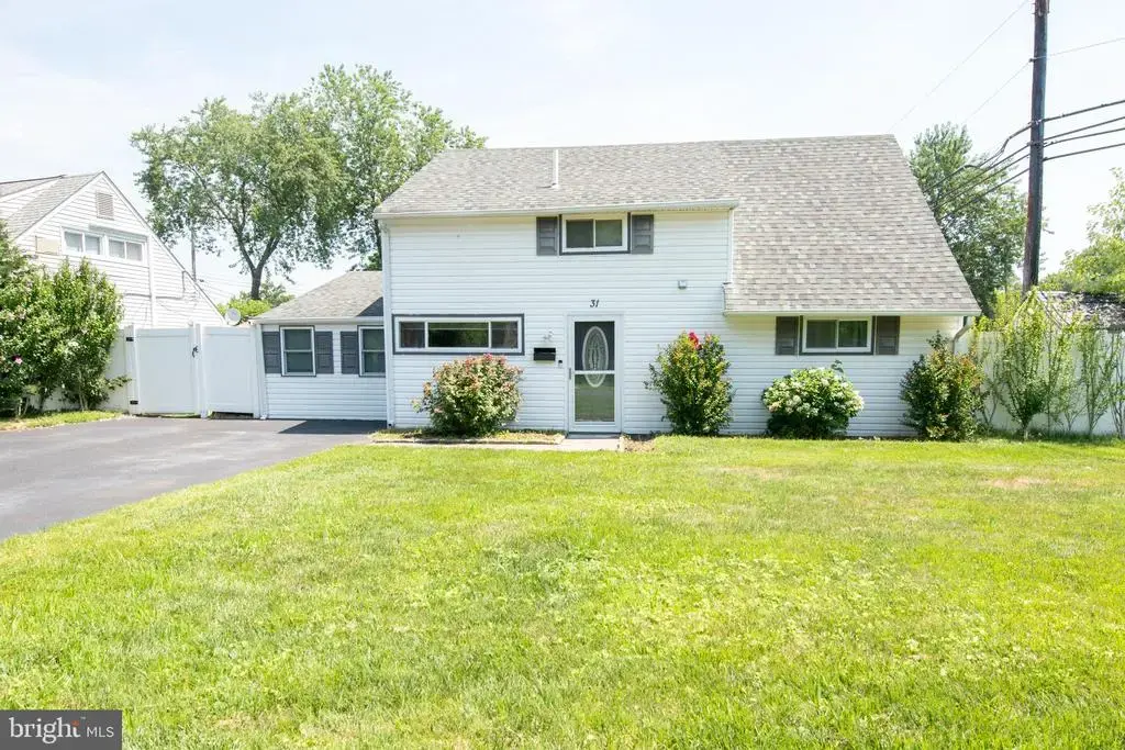 31 Roundwood Ln, LEVITTOWN