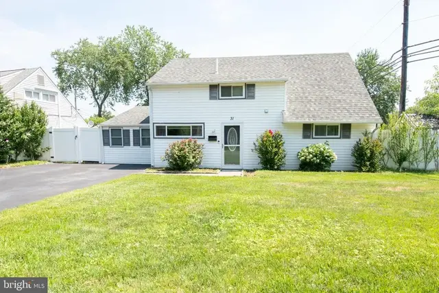 31 Roundwood Ln, Levittown