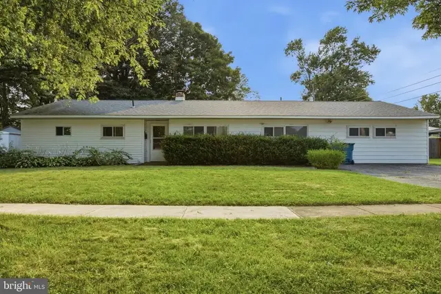 4 Knickerbocker Dr, Newark