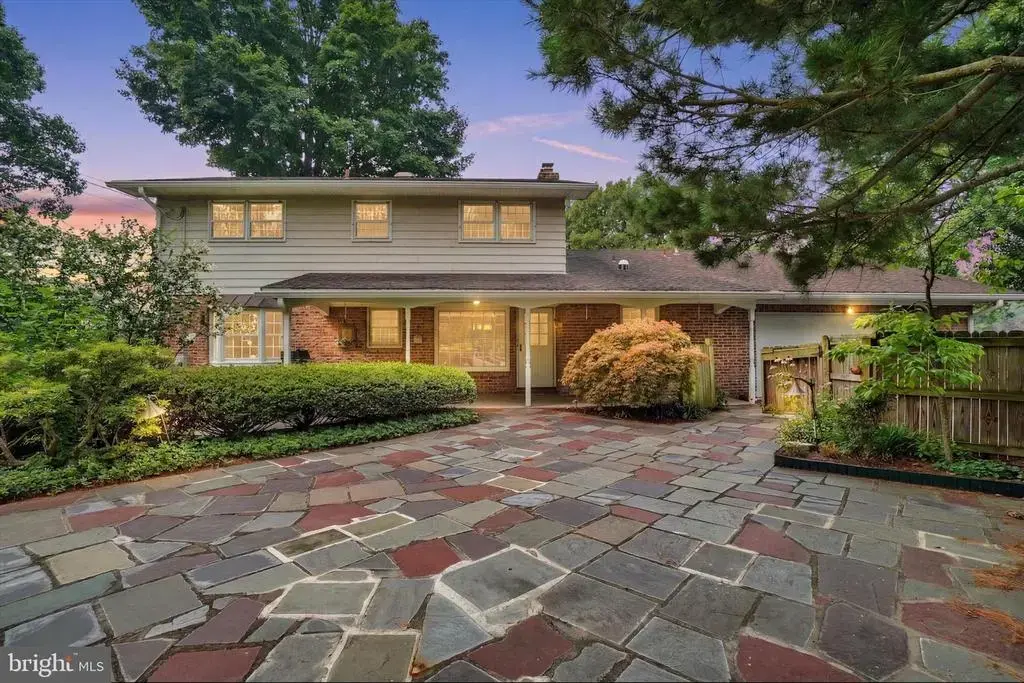 100 Shelbourne Dr, YORK