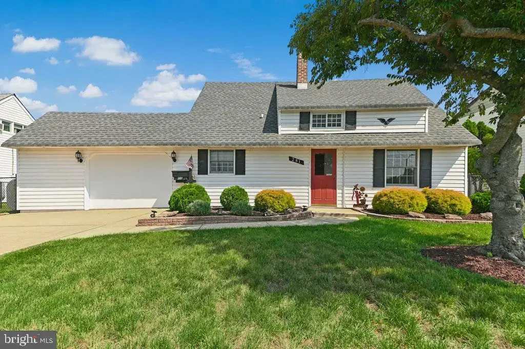 281 Northpark Dr, LEVITTOWN