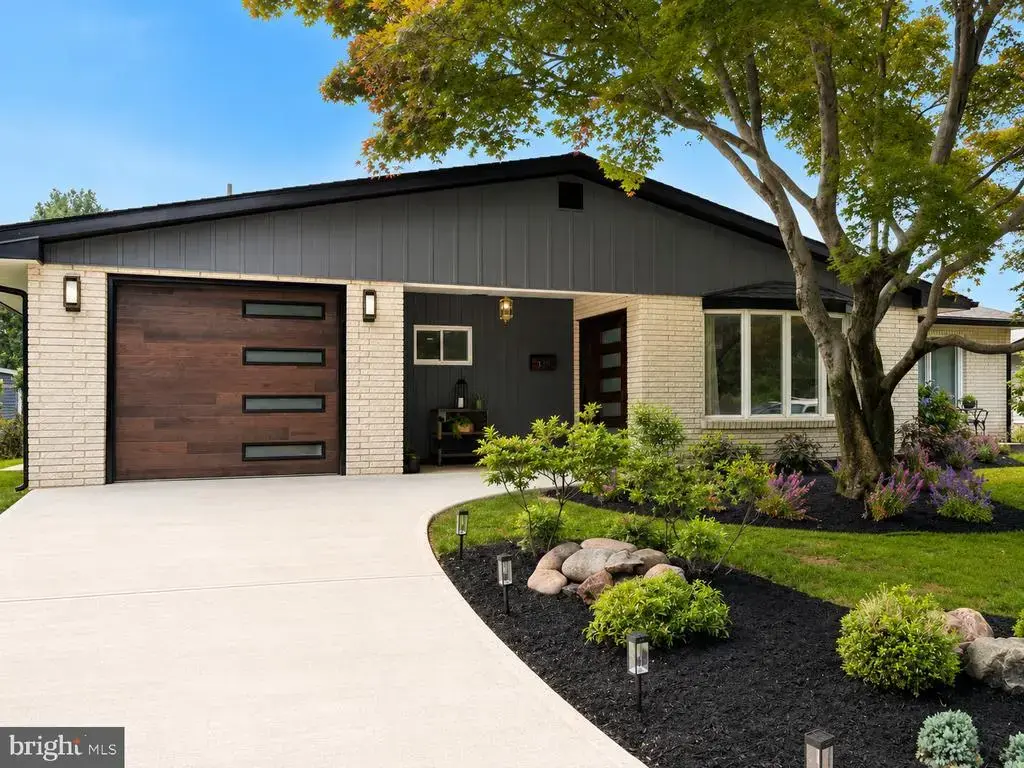 139 Willow Dr, LEVITTOWN