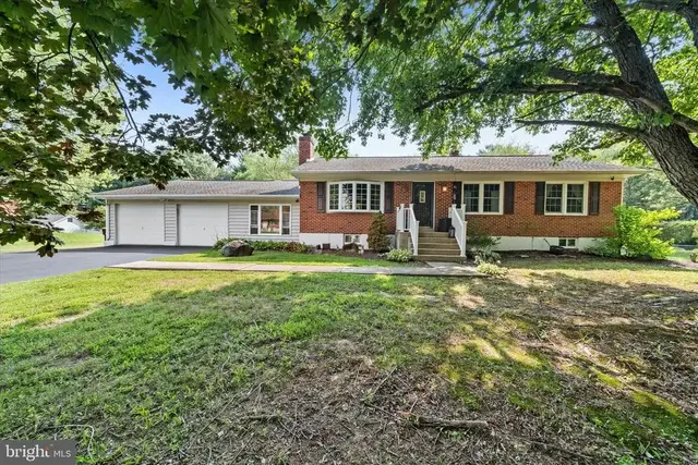 28 Lyric Dr, Newark