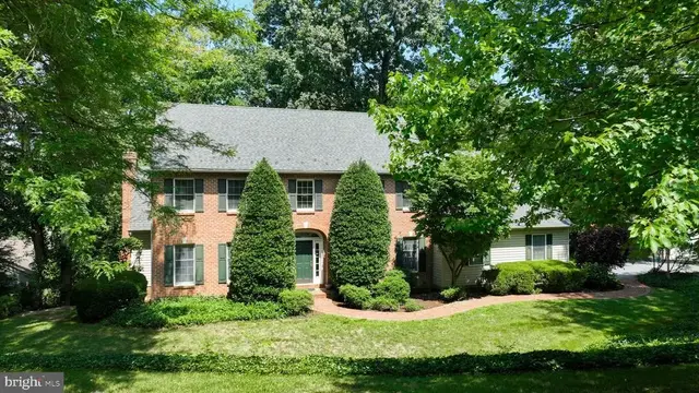 1 Warren Cir, Lititz