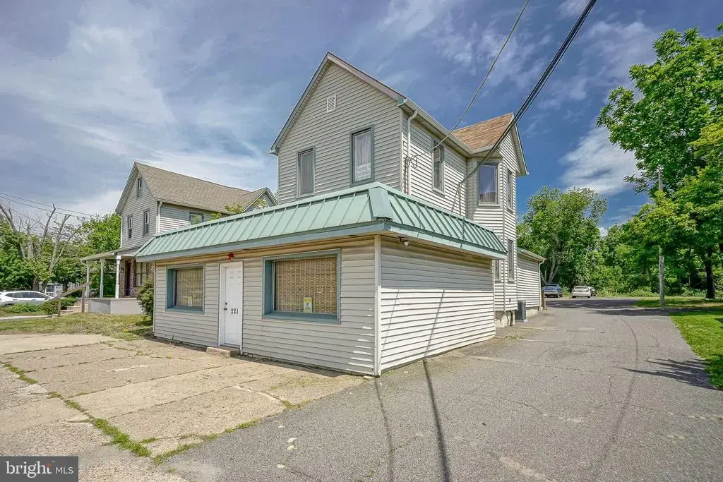 221 White Horse Pike, CLEMENTON