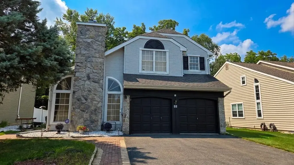 10 Wesley Ln, BURLINGTON