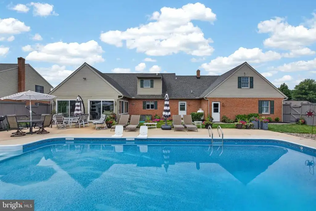 695 Sue Dr, LITITZ