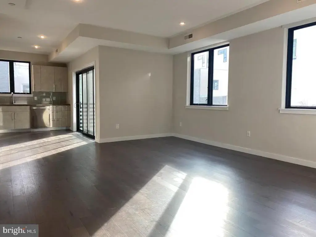 938 New Market St #303, PHILADELPHIA