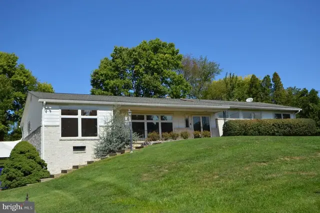 1406 Regency Cir, Harrisburg
