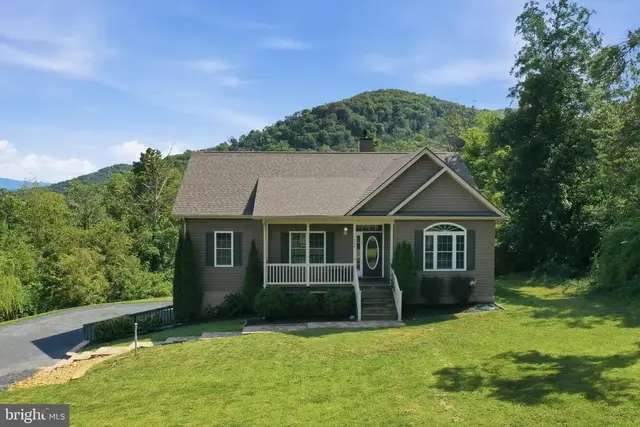 737 Lower Valley Rd, Strasburg