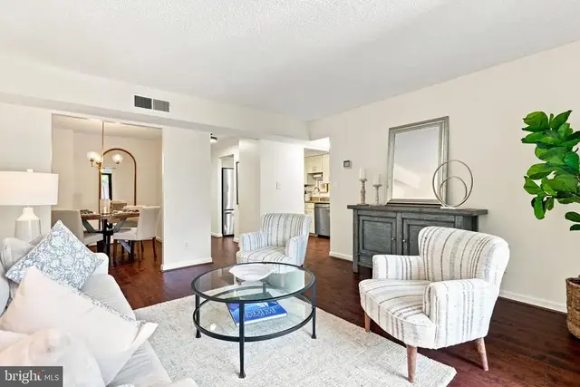 805 N Howard St #121, Alexandria