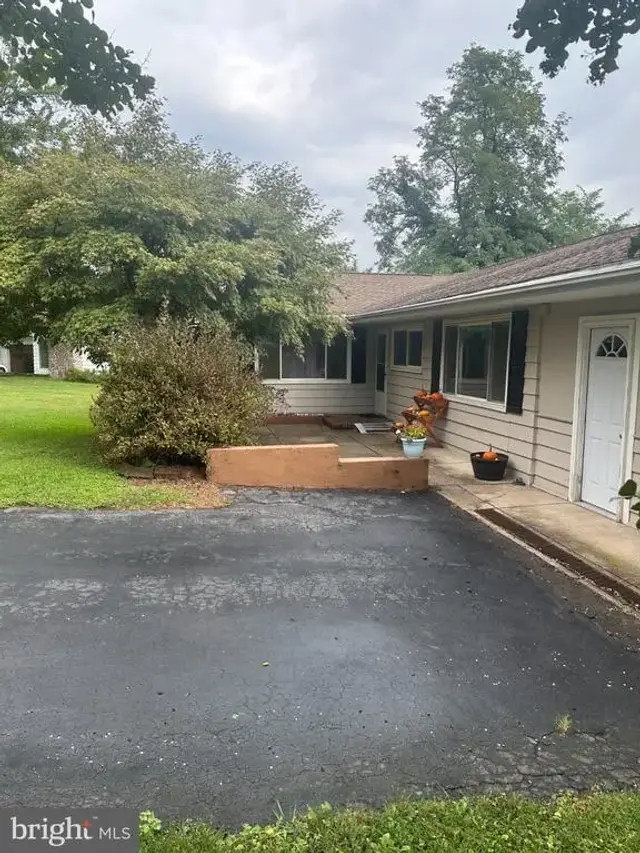 490 Pine Ridge Cir, Lewisberry