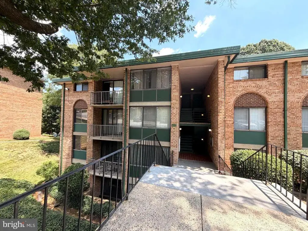 487 N Armistead St #203, ALEXANDRIA