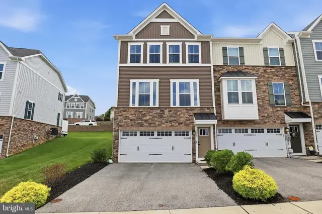 1054 Rosecroft Ln #24, York