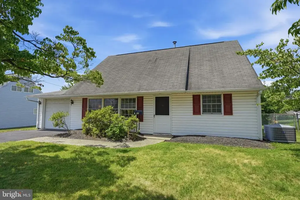 37 Trellis Rd, LEVITTOWN