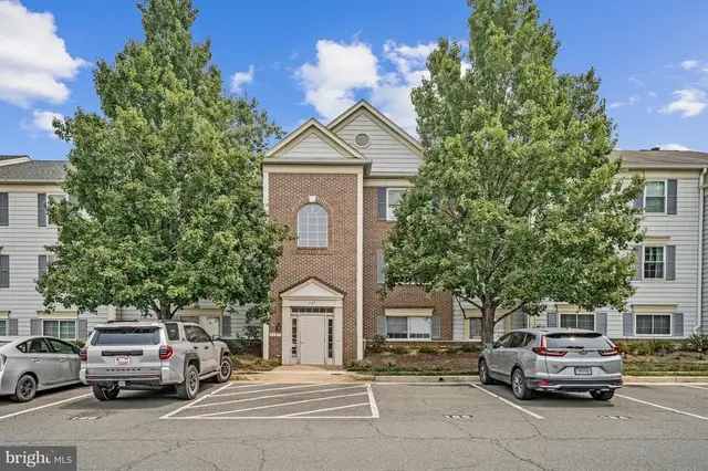 1127 Huntmaster Ter Ne #202, Leesburg