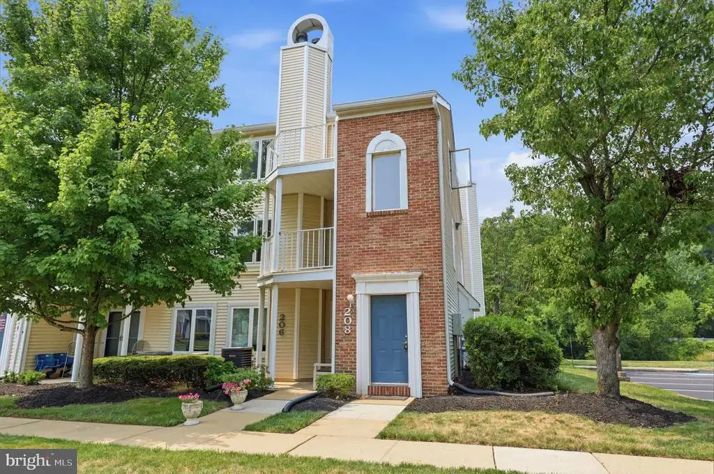 208 Devon Way, LEVITTOWN