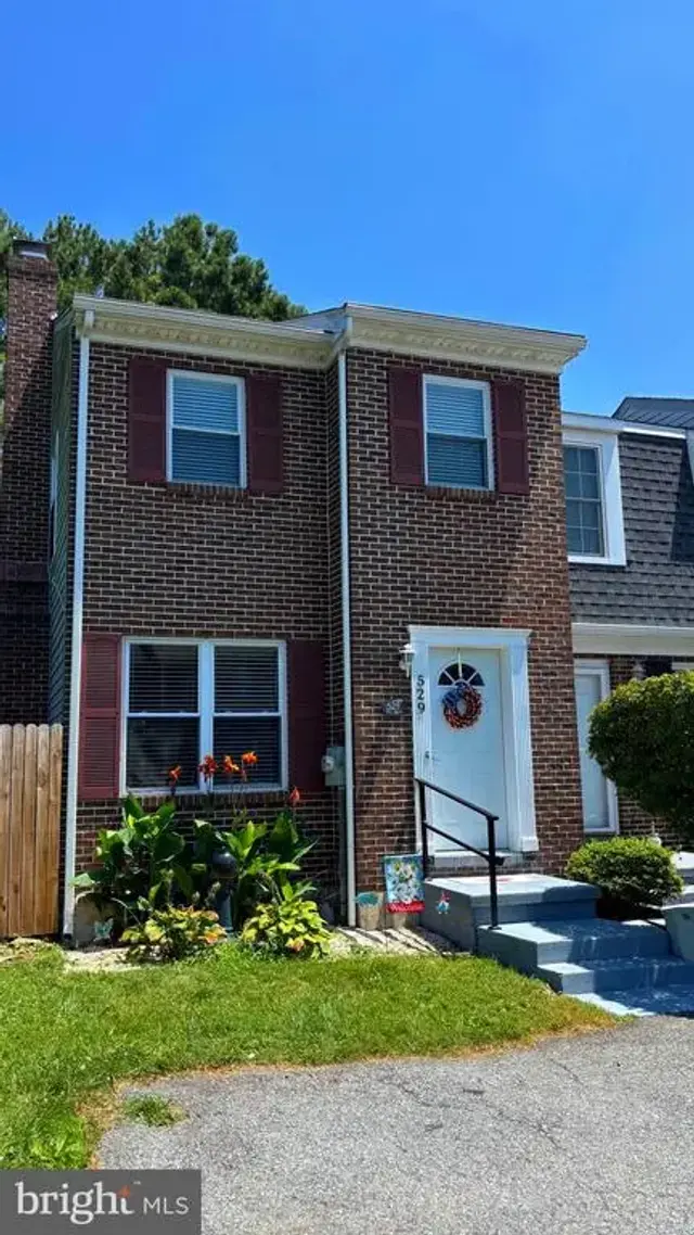 529 Sparrow Ct, Newark