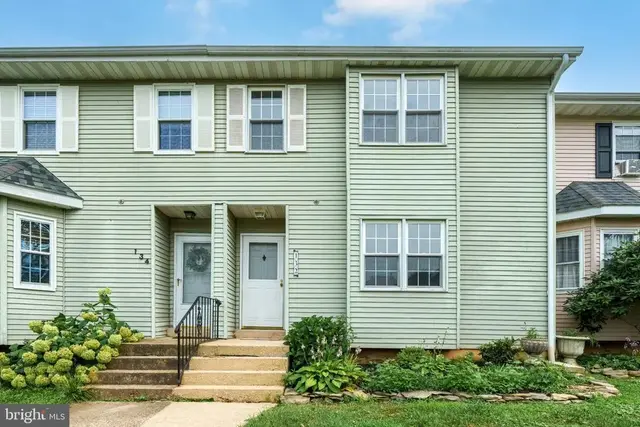132 E Green Valley Cir, Newark